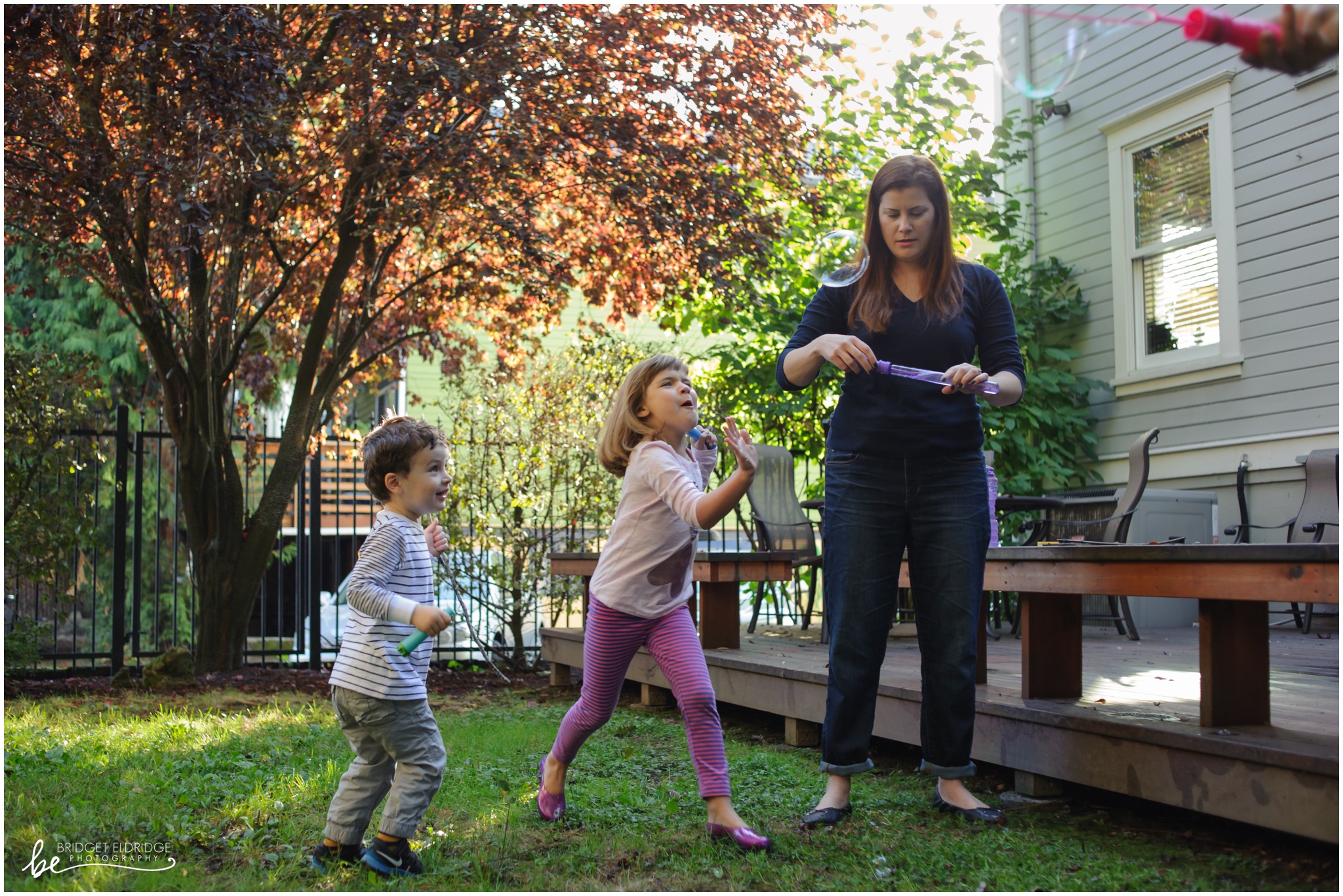 dc-day-the-life-family-photography-rowands-010014.jpg little girl tries to pop bubbles